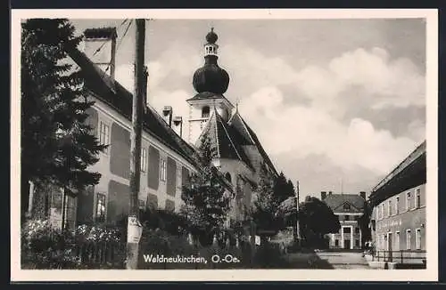 AK Waldneukirchen /O.-Oe., Strassenpartie mit Kirche