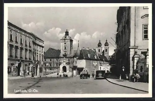 AK Lambach /O.-Oe., Strassenpartie mit Gebäudeansicht