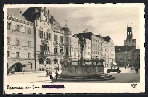 AK Braunau am Inn, platz mit Gasthof Goldene Kanone und Denkmal