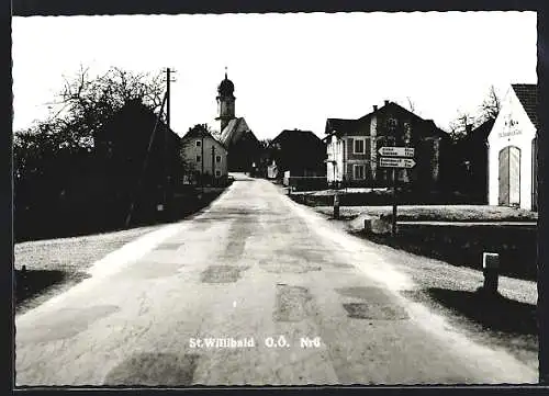 AK St. Willibald /O.-Ö., Strassenpartie mit Kirche