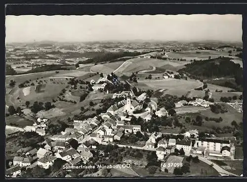 AK Münzbach /O.-Ö., Ort und Umgebung vom Flugzeug aus