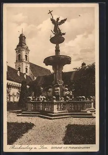 AK Reichersberg a. Inn, Stiftshof mit Michaelsbrunnen