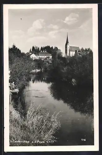 AK Taufkirchen a. d. Pram, Flusspartie mit Blick auf die Kirche