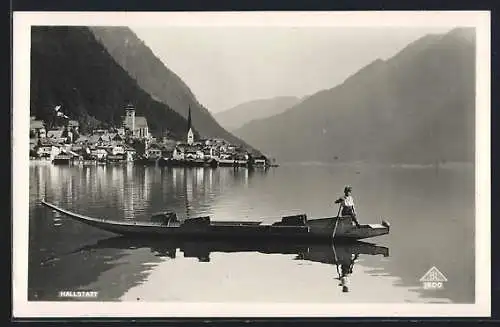 AK Hallstatt, Fischerboot auf dem See, Blick zum Ort