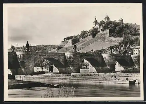 Foto-AK Deutscher Kunstverlag, Nr. 40: Würzburg, Alte Brücke mit Blick auf die Festung Marienberg