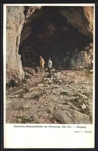 AK Obertraun, Dachstein-Rieseneishöhle mit Wanderern