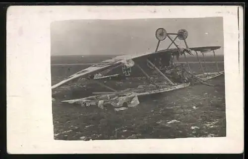 Foto-AK Abgestürztes deutsches Flugzeug hinter feindlicher Linie