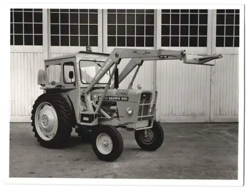 Fotografie Traktor David Brown 990, Ackerschlepper mit Lader-Hydraulik, Werkfoto