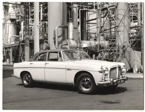 Fotografie Auto Leyland 3,6 Litre, Limousine vor Fabrikanlage, Werksfoto