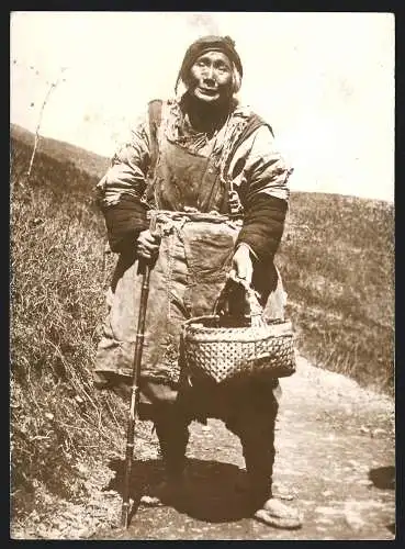 Fotografie unbekannter Fotograf, Ansicht China, betagte chinesische Bäuerin am Yangtze - Jangtsekiang