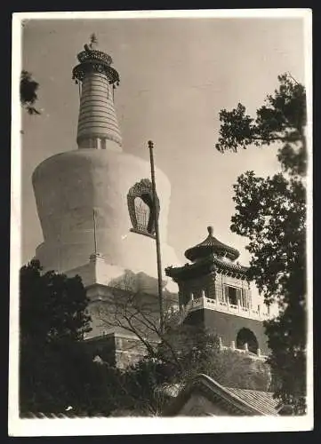 Fotografie unbekannter Fotograf, Ansicht Peking / China, Tempel der 501 Götter, Mausoleum Sun Yatb Sens