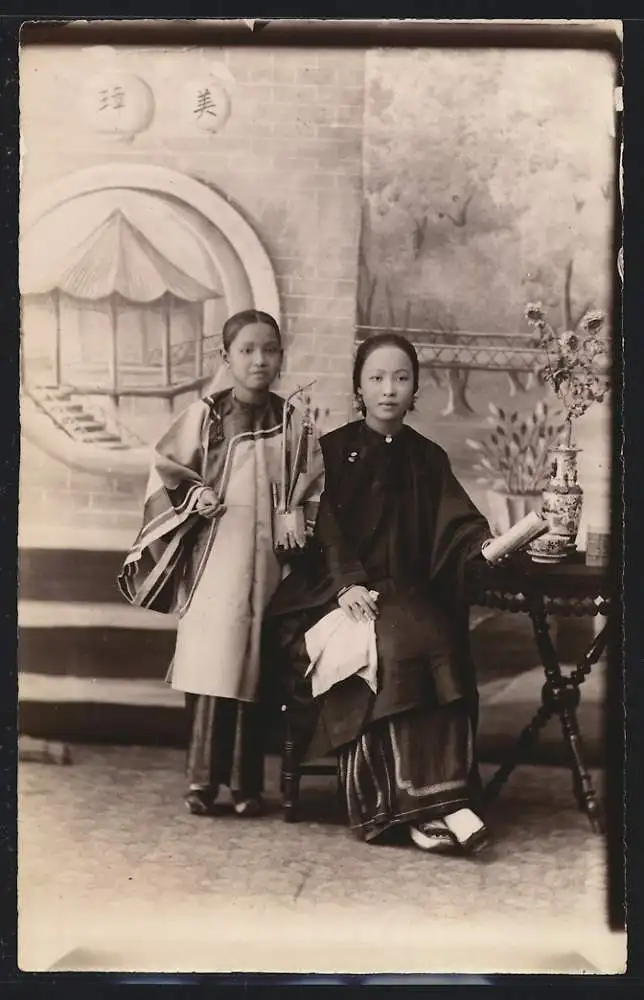Fotografie unbekannter Fotograf, Ansicht Hongkong / China, Chinesische Frau nebst Mädchen mit Wasserpfeife 0