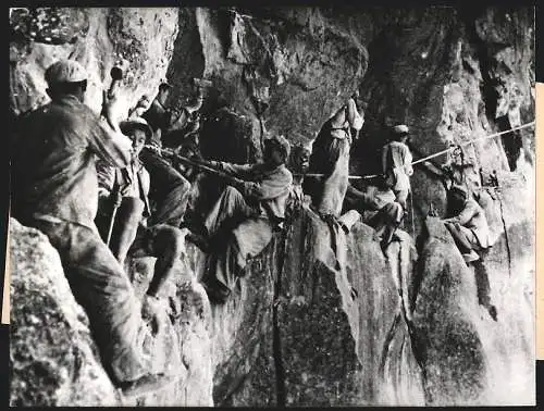 Fotografie Keystone, Ansicht China / Tibet, Chinesische Arbeiter hauen Militär-Rollbahn nach Lhasin den Fels