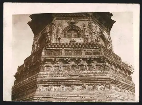 Fotografie unbekannter Fotograf, Ansicht Schantung / China, kunstvoll gestalteter Sockel der Pagode