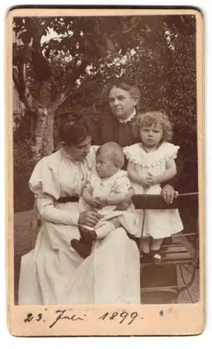 33 Fotografien 1899-1902, Bürgerliche Familie mit ihren Kindern, Zöpfe, zeitliche Mode, Gartenpartie