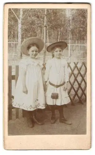 33 Fotografien 1899-1902, Bürgerliche Familie mit ihren Kindern, Zöpfe, zeitliche Mode, Gartenpartie