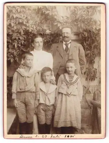 33 Fotografien 1899-1902, Bürgerliche Familie mit ihren Kindern, Zöpfe, zeitliche Mode, Gartenpartie