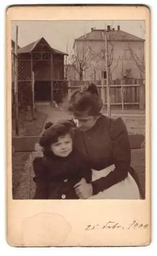 33 Fotografien 1899-1902, Bürgerliche Familie mit ihren Kindern, Zöpfe, zeitliche Mode, Gartenpartie