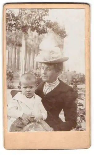 33 Fotografien 1899-1902, Bürgerliche Familie mit ihren Kindern, Zöpfe, zeitliche Mode, Gartenpartie