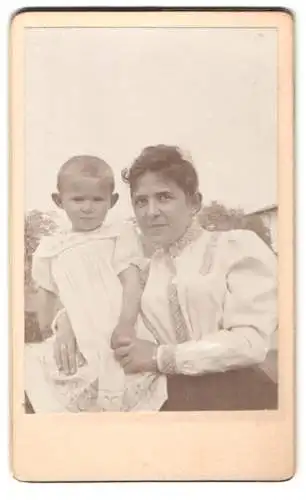 33 Fotografien 1899-1902, Bürgerliche Familie mit ihren Kindern, Zöpfe, zeitliche Mode, Gartenpartie