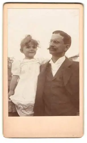 33 Fotografien 1899-1902, Bürgerliche Familie mit ihren Kindern, Zöpfe, zeitliche Mode, Gartenpartie