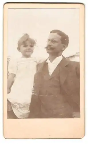 33 Fotografien 1899-1902, Bürgerliche Familie mit ihren Kindern, Zöpfe, zeitliche Mode, Gartenpartie