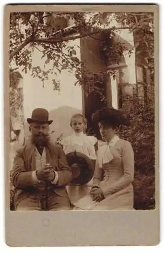 33 Fotografien 1899-1902, Bürgerliche Familie mit ihren Kindern, Zöpfe, zeitliche Mode, Gartenpartie