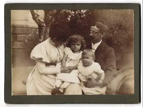 33 Fotografien 1899-1902, Bürgerliche Familie mit ihren Kindern, Zöpfe, zeitliche Mode, Gartenpartie