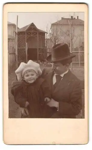 33 Fotografien 1899-1902, Bürgerliche Familie mit ihren Kindern, Zöpfe, zeitliche Mode, Gartenpartie