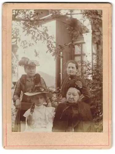 33 Fotografien 1899-1902, Bürgerliche Familie mit ihren Kindern, Zöpfe, zeitliche Mode, Gartenpartie