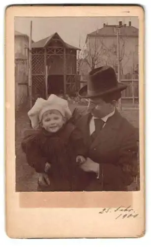 33 Fotografien 1899-1902, Bürgerliche Familie mit ihren Kindern, Zöpfe, zeitliche Mode, Gartenpartie