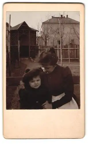 33 Fotografien 1899-1902, Bürgerliche Familie mit ihren Kindern, Zöpfe, zeitliche Mode, Gartenpartie