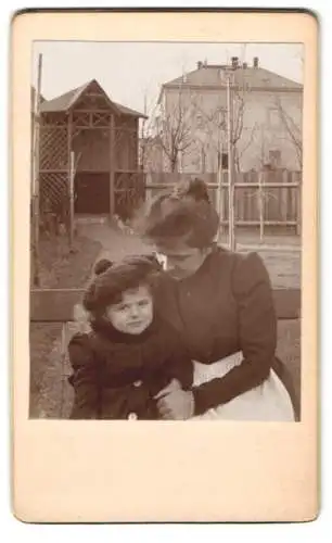 33 Fotografien 1899-1902, Bürgerliche Familie mit ihren Kindern, Zöpfe, zeitliche Mode, Gartenpartie