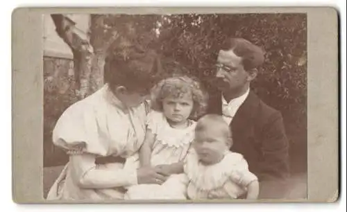 33 Fotografien 1899-1902, Bürgerliche Familie mit ihren Kindern, Zöpfe, zeitliche Mode, Gartenpartie