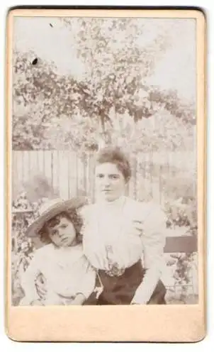 33 Fotografien 1899-1902, Bürgerliche Familie mit ihren Kindern, Zöpfe, zeitliche Mode, Gartenpartie