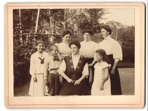 33 Fotografien 1899-1902, Bürgerliche Familie mit ihren Kindern, Zöpfe, zeitliche Mode, Gartenpartie