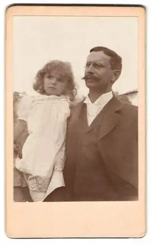 33 Fotografien 1899-1902, Bürgerliche Familie mit ihren Kindern, Zöpfe, zeitliche Mode, Gartenpartie