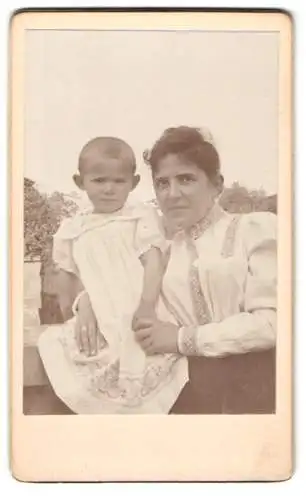 33 Fotografien 1899-1902, Bürgerliche Familie mit ihren Kindern, Zöpfe, zeitliche Mode, Gartenpartie