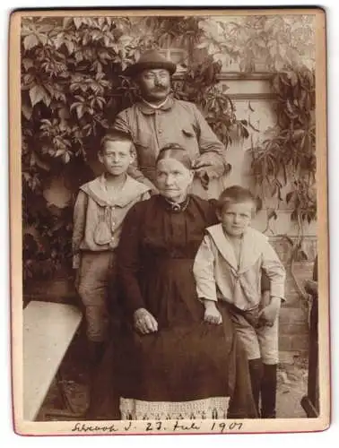 33 Fotografien 1899-1902, Bürgerliche Familie mit ihren Kindern, Zöpfe, zeitliche Mode, Gartenpartie