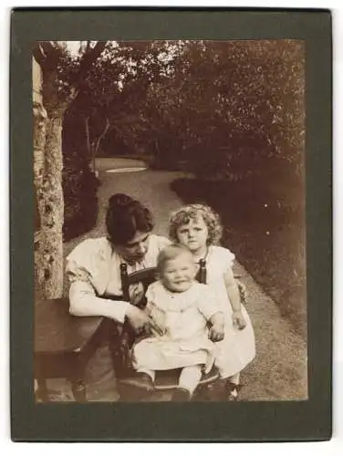 33 Fotografien 1899-1902, Bürgerliche Familie mit ihren Kindern, Zöpfe, zeitliche Mode, Gartenpartie