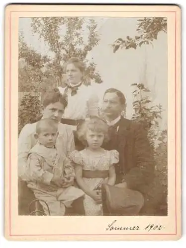 33 Fotografien 1899-1902, Bürgerliche Familie mit ihren Kindern, Zöpfe, zeitliche Mode, Gartenpartie