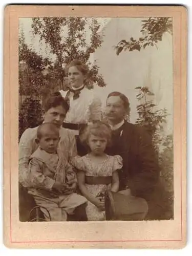 33 Fotografien 1899-1902, Bürgerliche Familie mit ihren Kindern, Zöpfe, zeitliche Mode, Gartenpartie