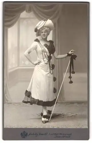 Fotografie Fridolin Arnold, Innsbruck, junge blonde Dame im Kostüm als Zeremonienmeisterin, Fasching