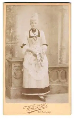 Fotografie Wilh. Pöllot, Darmstadt, junge Dame im hellen Kleid mit Hochsteckfrisur zum Fasching