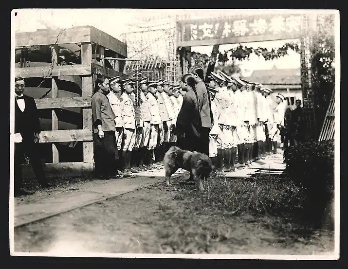 19 Fotografien Erich Herrmann, Berlin, Ansicht Canton / Guangzhou, chin. Schüler in Uniform, Papierfabrik, Tischerler 0