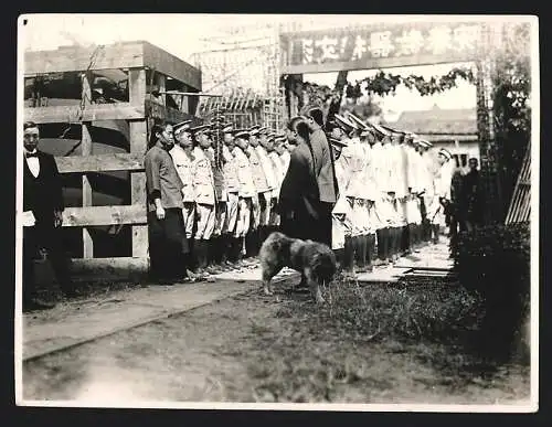 19 Fotografien Erich Herrmann, Berlin, Ansicht Canton / Guangzhou, chin. Schüler in Uniform, Papierfabrik, Tischerler