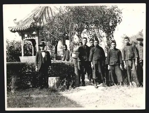 19 Fotografien Erich Herrmann, Berlin, Ansicht Canton / Guangzhou, chin. Schüler in Uniform, Papierfabrik, Tischerler