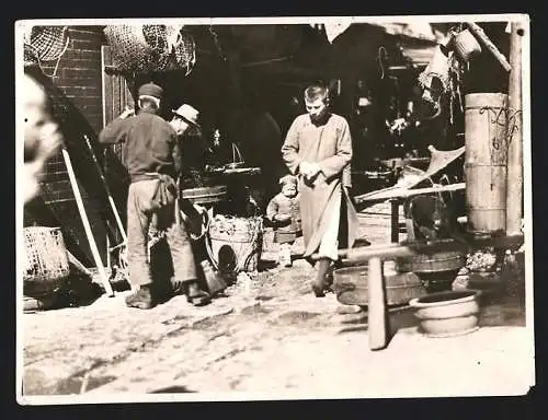 19 Fotografien Erich Herrmann, Berlin, Ansicht Canton / Guangzhou, chin. Schüler in Uniform, Papierfabrik, Tischerler