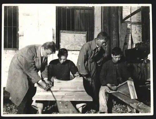 19 Fotografien Erich Herrmann, Berlin, Ansicht Canton / Guangzhou, chin. Schüler in Uniform, Papierfabrik, Tischerler