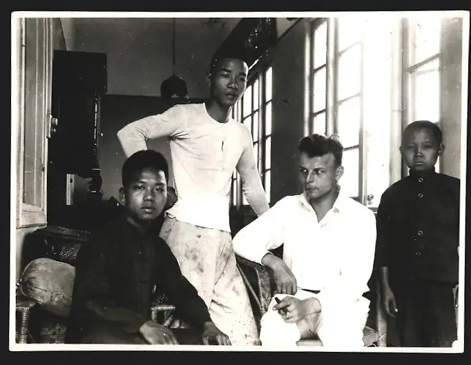 19 Fotografien Erich Herrmann, Berlin, Ansicht Canton / Guangzhou, chin. Schüler in Uniform, Papierfabrik, Tischerler 9